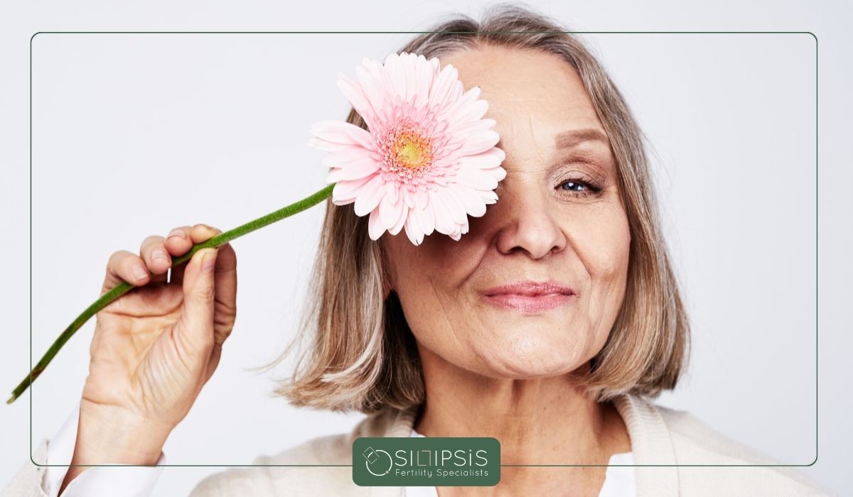 Μια ολοκληρωμένη ματιά στην εμμηνόπαυση: συμπτώματα, στάδια και πρακτικές λύσεις για να διαχειριστείς καλύτερα αυτή τη φυσική μετάβαση.